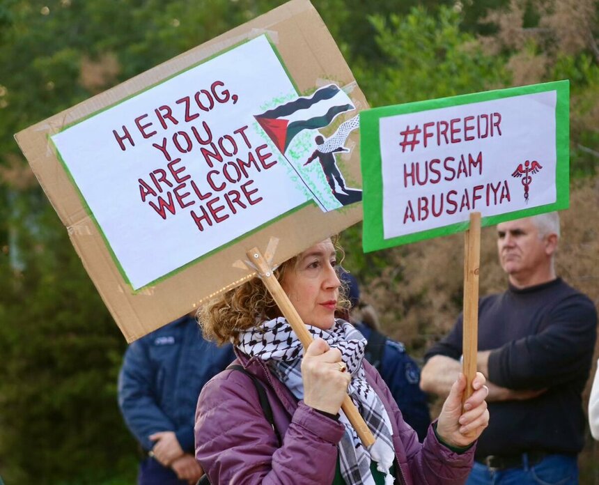 Сотни демонстрантов вышли на улицы Никосии против визита президента Израиля Исаака Герцога на Кипр: фото 4