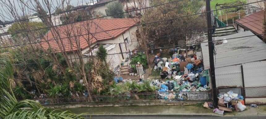 «Охотник за мусором» из Лимассола превратил двор своего дома в свалку: фото 2