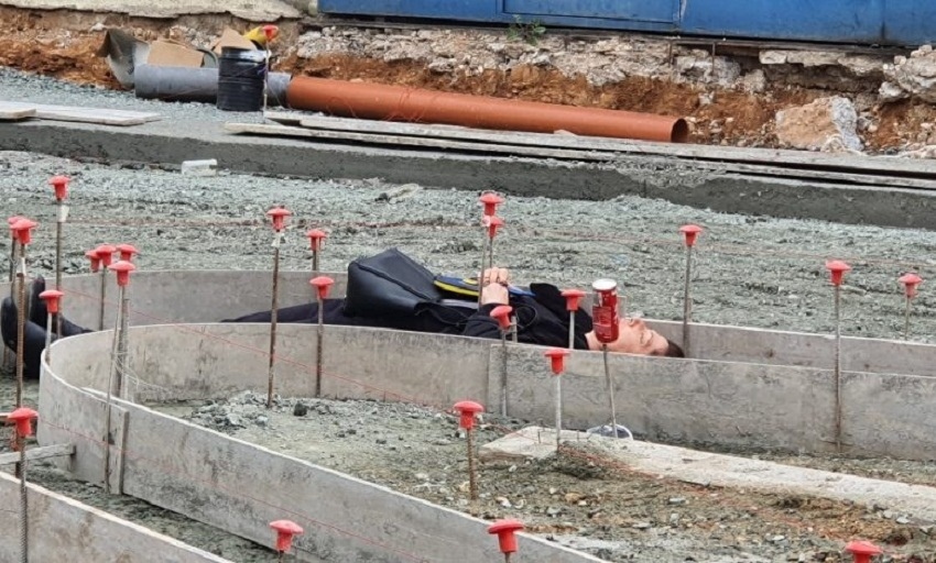 Жительница Пафоса в знак протеста легла на асфальт: фото 2