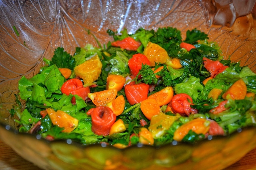 Лучшие рецепты здоровой кухни Кипра. Вкус, способный покорить миллионы гурманов, — салат с семгой, физалисом и сладким апельсином. Простой и быстрый в приготовлении: фото 2