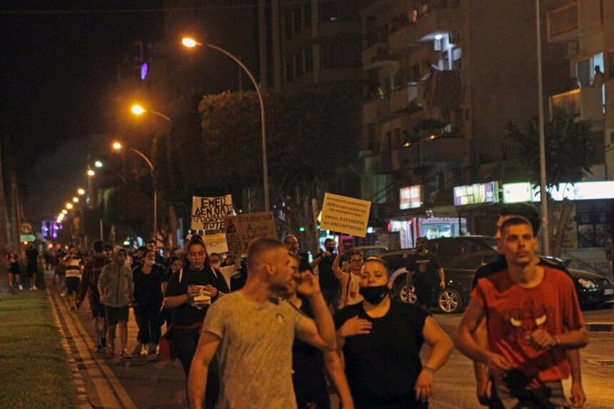 В Лимассоле акция протеста против коронавирусных мер и коррупции закончилась столкновениями с полицией: фото 17
