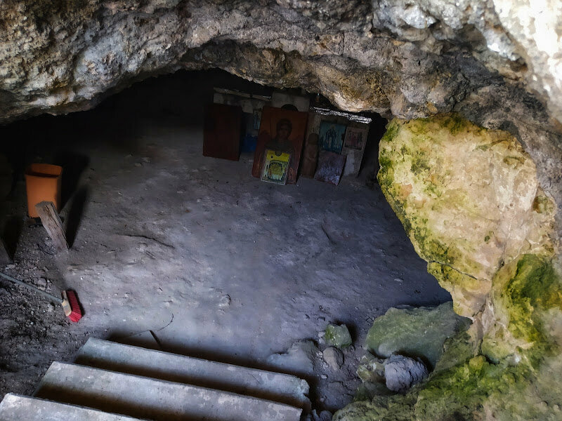 Вид сверху на пещеру святого Харалампия. Каменные ступени ведут вниз