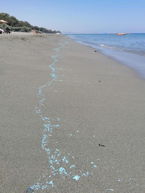 Обнаружена причина загадочных пятен на пляже в Лимассоле (фото): фото 5