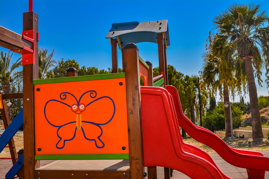 Отдых в тени кипрской сосны: парк с красочной детской площадкой в деревне Куклия на Кипре: фото 10