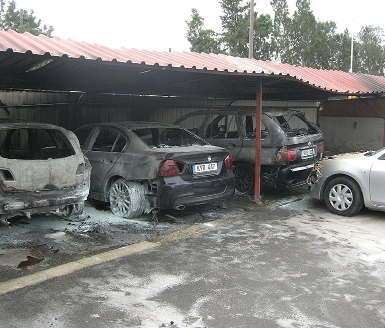 На парковке у аэропорта Ларнаки сгорело 5 машин: фото 4