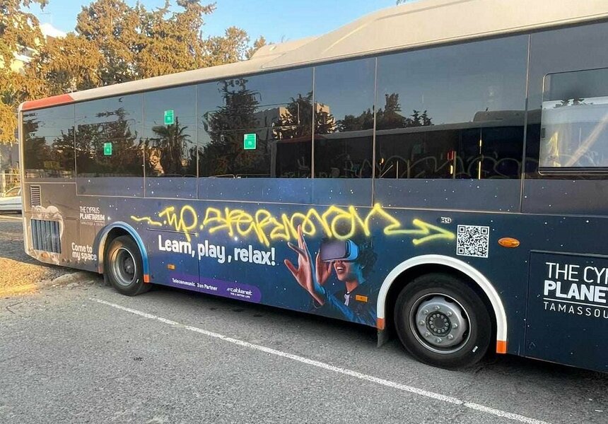 В Лимассоле арт-вандалы изрисовали парк абсолютно новых автобусов: фото 2