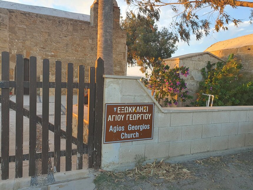 Вход на территорию храма. Табличка с названием церкви.
