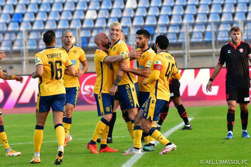 ​Фанаты Лимассольского клуба AEL провели эффектный перформанс в Пафосе: фото 3