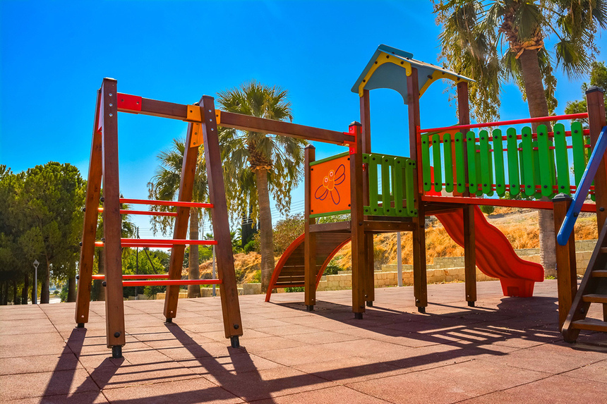 Отдых в тени кипрской сосны: парк с красочной детской площадкой в деревне Куклия на Кипре: фото 19