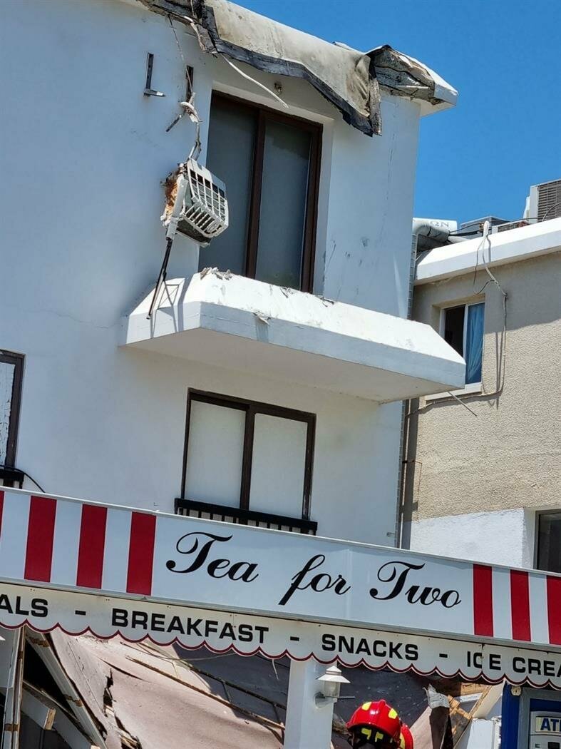 В Пафосе на летнюю веранду ресторана рухнул очередной балкон: фото 5