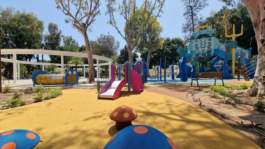 Дет﻿ская площадка в Муниципальном парке Лимассола: фото 5