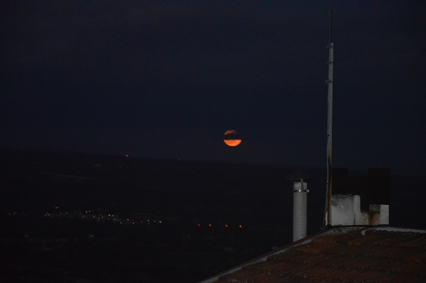 Большая снежная Луна взошла над Кипром: фото 10