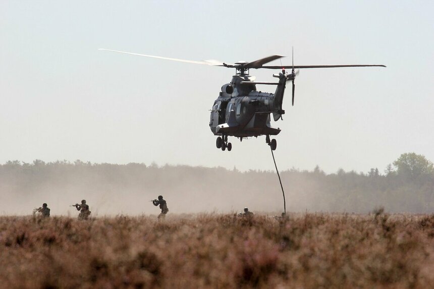 Вертолёт военный проводит операцию по зачистке местности - Ejbartennl