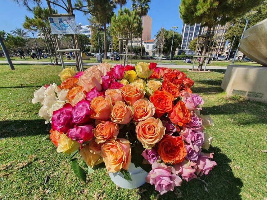 Редакция Cyprus Butterfly подарила жительницам Лимассола на 8 марта сотни роз: фото 5