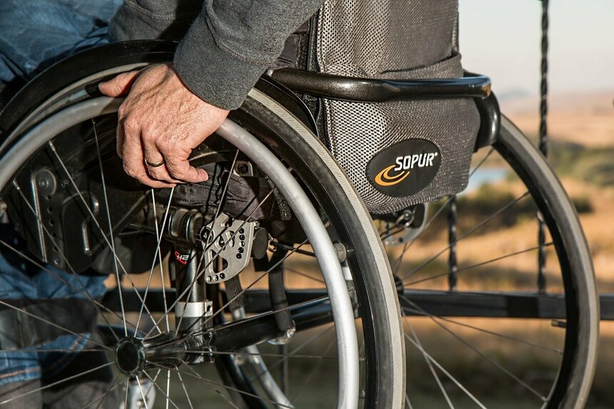 Инвалид в кресле, видно только руки и колёса с сидением - Stevepb