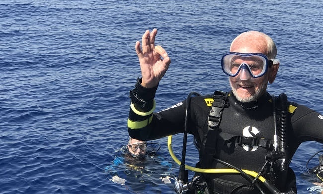 Самый старый дайвер в мире отпраздновал 95 лет в водах Кипра на глубине 40 метров: фото 3