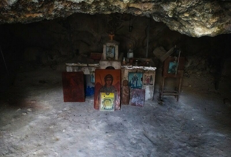 Иконы в пещере со святой водой