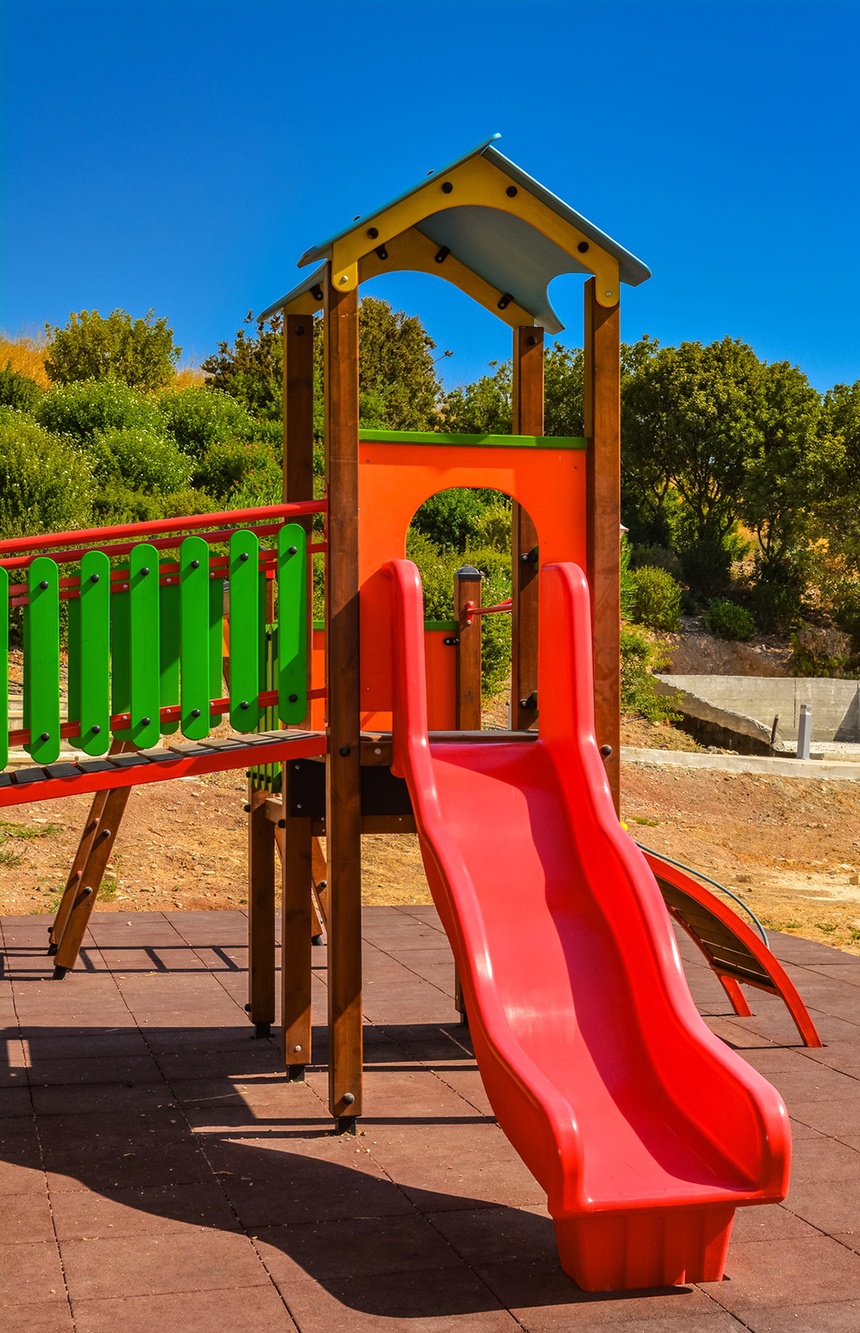 Отдых в тени кипрской сосны: парк с красочной детской площадкой в деревне Куклия на Кипре: фото 12