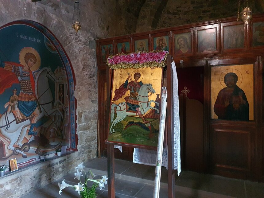 Вид в передней части храма Святого Георгия. Иконостас с иконами.