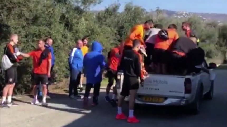А я сяду в кабриолет: екатеринбургские футболисты прокатились по Кипру своеобразным способом (видео): фото 2