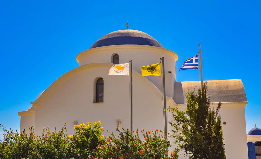 Небольшой белоснежный храм Святого Николая в Като Пафосе: фото 3