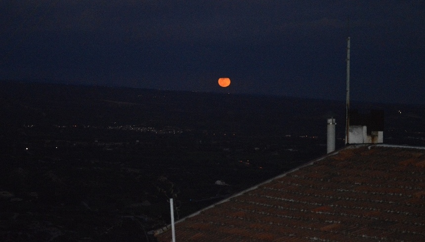 Большая снежная Луна взошла над Кипром: фото 7