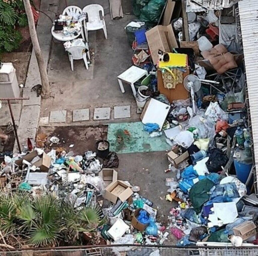 «Охотник за мусором» из Лимассола превратил двор своего дома в свалку: фото 3