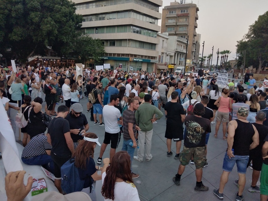 Драконовские меры: полиция Кипра оштрафовала антимасочников за протест без масок: фото 2