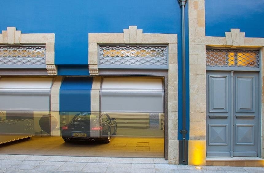 Парковочные места особняка в Лимассоле, получившего международную архитектурную награду в ведущем в мире ежегодном международном конкурсе в области дизайна