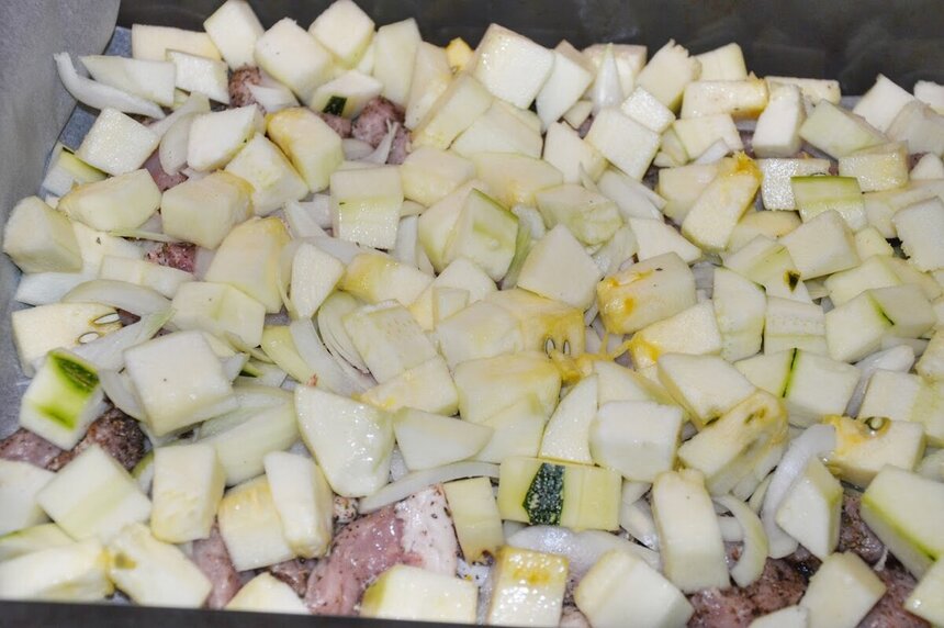 Вкуснейшие рецепты Кипра. Сочный свиной карбонад, запеченный с цукини и папайей под тонкой сырной корочкой: фото 20