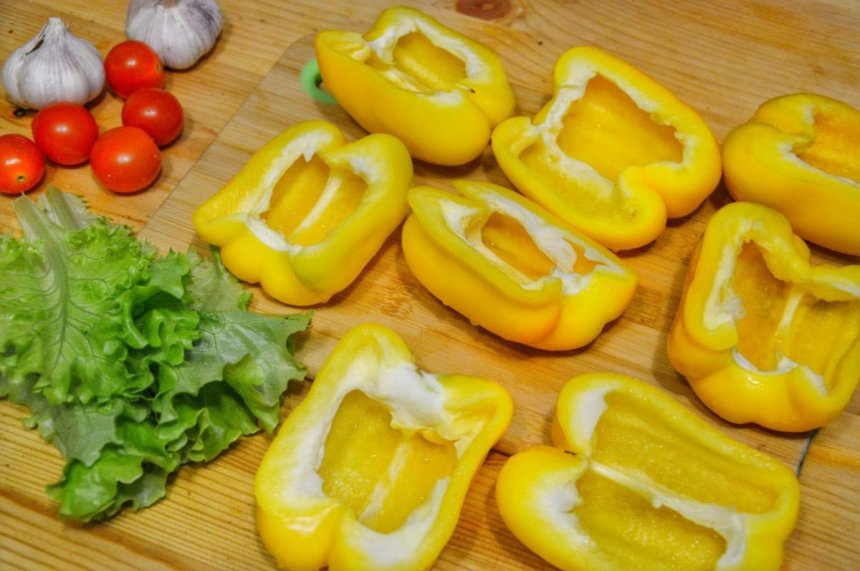 Полезная кухня Кипра. Сочный и сладкий перец под сырной корочкой, фаршированный нежным куриным филе с чесноком и помидорками черри: фото 16