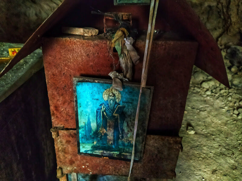 Икона святого Харалампия висящая в святой пещере