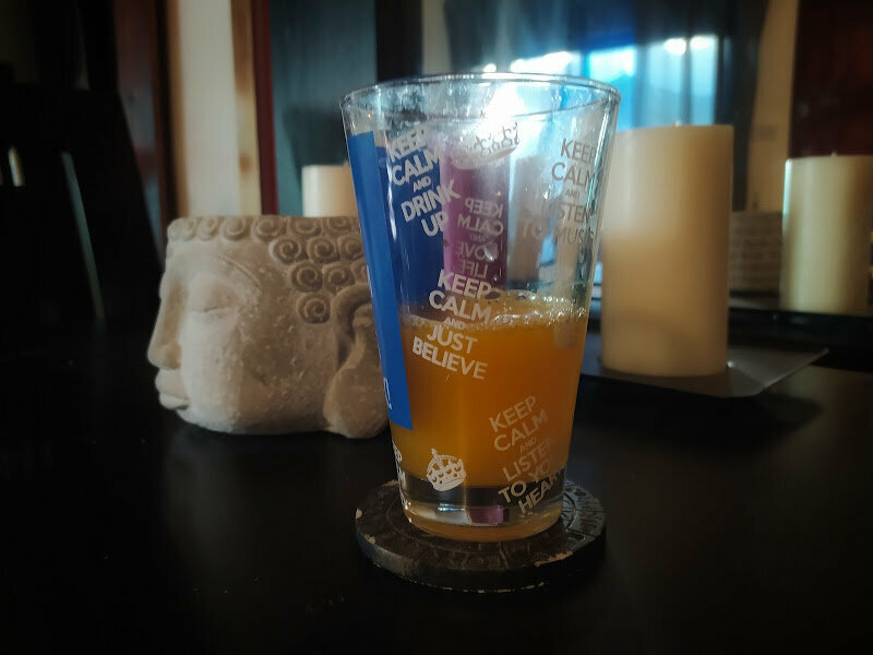 Свежевыжатый апельсиновый сок в стакане