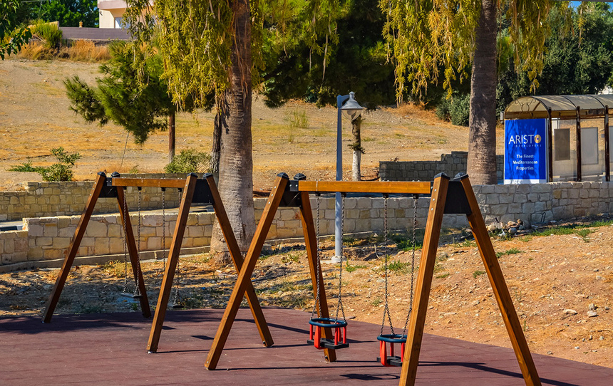 Отдых в тени кипрской сосны: парк с красочной детской площадкой в деревне Куклия на Кипре: фото 6