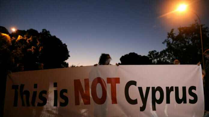 На Кипре на акцию против вакцинации вышли сотни человек: фото 2