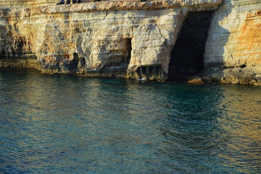 Морские величественные пещеры и белоснежные скалы вблизи Пафоса: фото 53