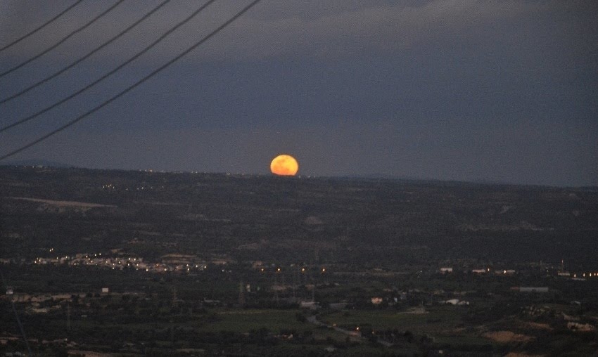 Большая снежная Луна взошла над Кипром: фото 5