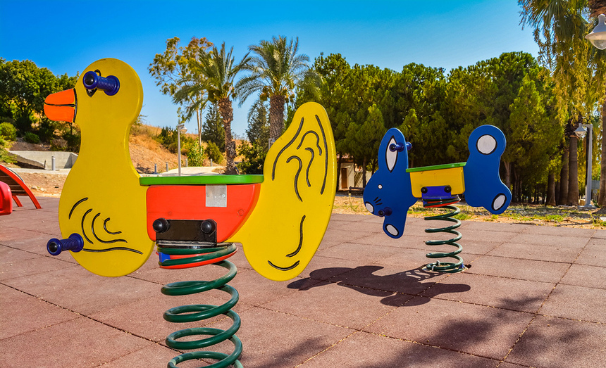 Отдых в тени кипрской сосны: парк с красочной детской площадкой в деревне Куклия на Кипре: фото 17