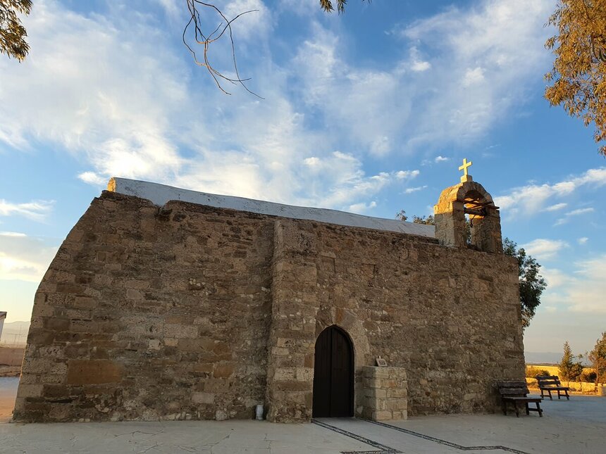 Внешний вид церкви Святого Георгия, которая расположена на мысе Акротири.