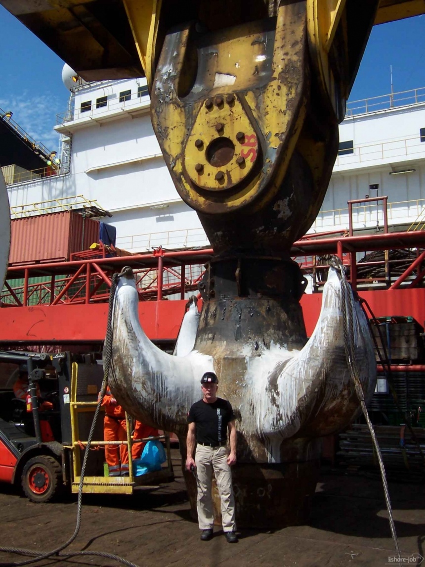 Как это может плавать? В Лимассол прибыл самый гигантский кран в мире: фото 6
