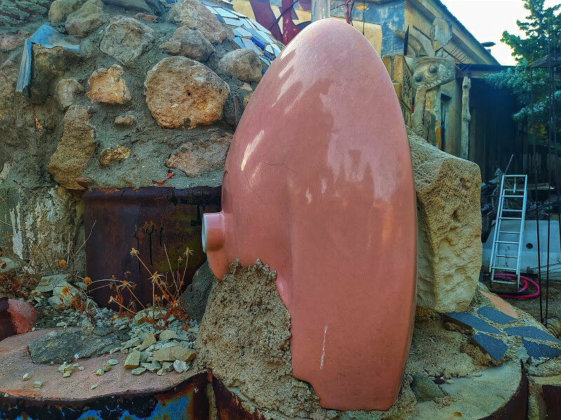 Розовая раковина в цементе