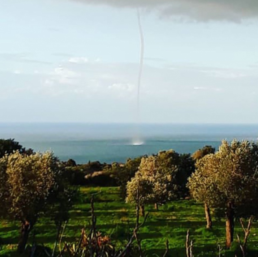 У берегов Кипра вновь появилось торнадо: на этот раз с радугой: фото 4