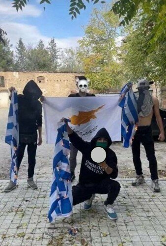 Хулиганы Омонии демонстративно сожгли флаги Греции: фото 2