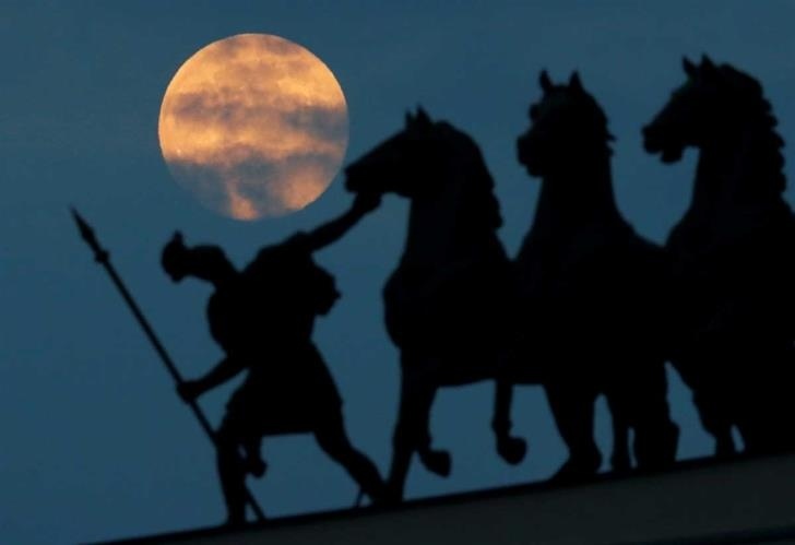 Ночью жители Кипра наблюдали Розовую Луну: фото 3