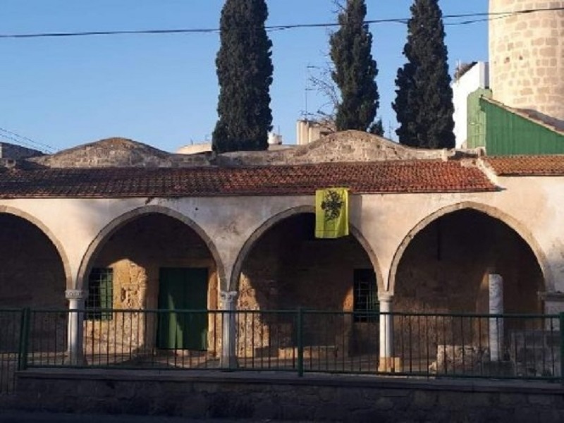 Кипрские националисты вывесили византийский флаг на мечети в Ларнаке: фото 4