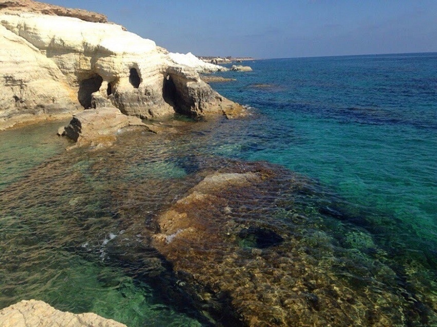 Морские величественные пещеры и белоснежные скалы вблизи Пафоса: фото 55