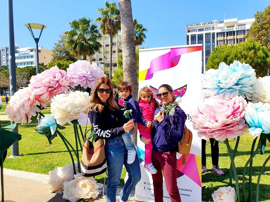 Редакция Cyprus Butterfly подарила жительницам Лимассола на 8 марта сотни роз: фото 26