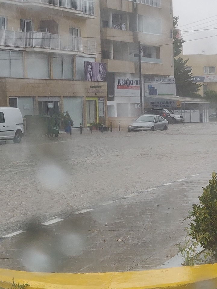 В столице Кипра стихия перевернула 4 машины и устроила потоп : фото 5