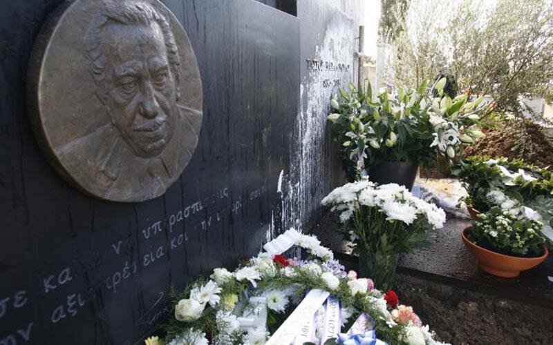 С могилы экс-президента Кипра Тассоса Пападопулоса украдена мемориальная медная доска: фото 2
