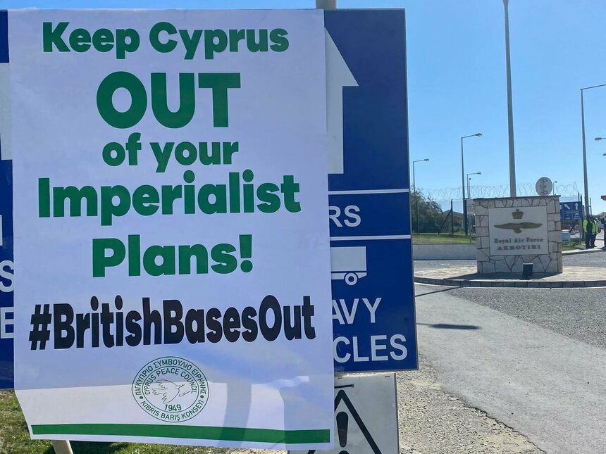 На Кипре прошел протест против размещения истребителей на британских военных базах: фото 5